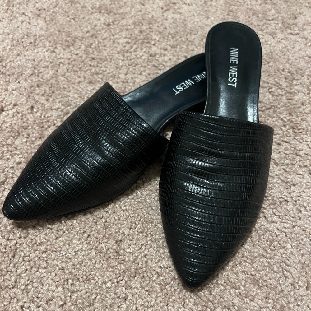 Nine West Crocodile Embossed Point Toe Ballet Flats. Size 5.5 in Black